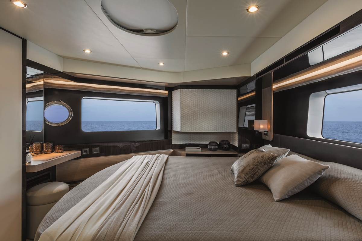 20-Absolute-Navetta48-MasterCabin.jpg